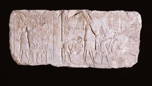 Relieve del rey hereje Akhenatón que muestra al rey de pie, con los brazos levantados, ante una mesa de ofrendas y caminando en procesión celebrando el festival heb sed real, Nuevo Reino, 1353-37 a.C.